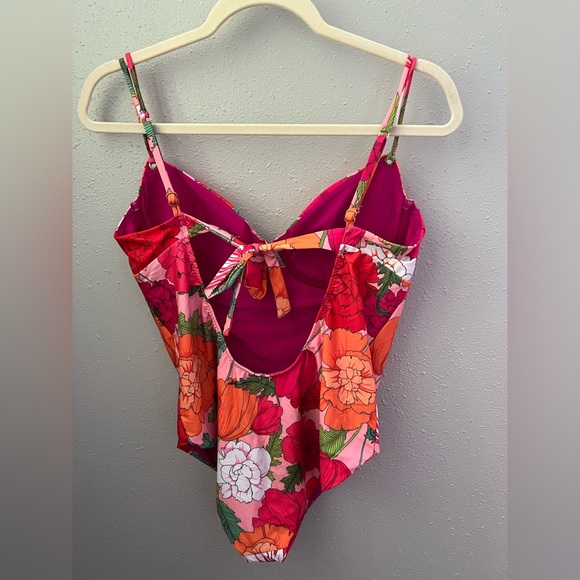 New Trina Turk | SUNNY BLOOM UNDERWIRE ONE
PIECE size 14 - Picture 6 of 11